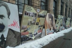  В центре Киева вандалы изуродовали выставку "Украинская революция" (фото)