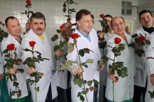 Небывалый креатив: черниговские врачи-онкологи поздравили женщин с 8 Марта танцами и песнями