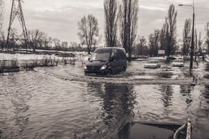 Авто глохнут и теряют номера: на улице Фанерной в Киеве образовалось огромное озеро