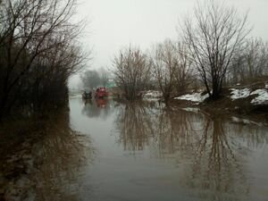 Под Киевом затопило улицу: высота воды полтора метра