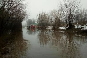 Под Киевом затопило улицу: высота воды полтора метра
