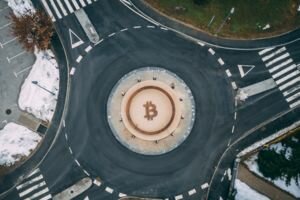 В Словении в центре кольцевой развязки дороги построили памятник Bitcoin