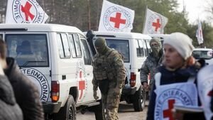 Красный Крест отправил на Донбасс грузовики со стройматериалами