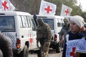 Красный Крест отправил на Донбасс грузовики со стройматериалами
