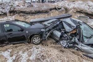 Машины всмятку: в Киеве два автомобиля залетели в котлован на Богатырской