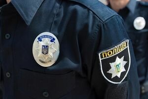 В Киеве пьяные подростки устроили драку с охранником в супермаркете