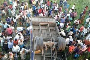 В Индии автобус упал с моста: погибли 14 человек