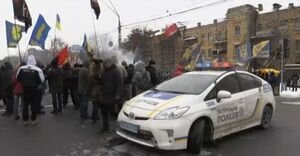 Выборы в России: под зданием посольства РФ в Киеве активисты открыли "золотой" памятник Путину