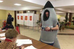 Выборы в РФ: в избирательные участки пришли человек-ракета и медведь с триколором