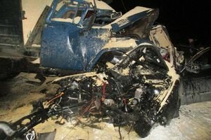 Четыре жертвы и груда искореженного металла: под Киевом BMW на еврономерах влетел в грузовик