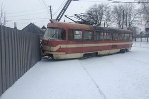 В Запорожье трамвай сошел с рельсов и повредил столб электросети
