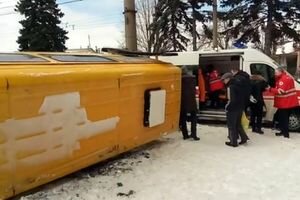 В Запорожье перевернулась маршрутка с пассажирами, есть пострадавшие