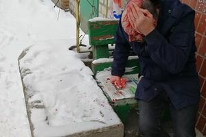 В Киеве на Печерске мужчине разбили голову и ограбили прямо у пункта полиции