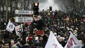 Водометы и слезоточивый газ: в Париже полиция пыталась усмирить толпу протестующих