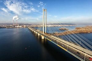 В Киеве ограничено движение транспорта на двух мостах