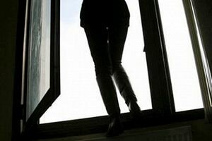 Во Львове 17-летняя девушка выпала из окна общежития