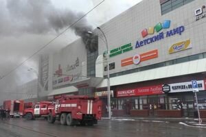 В сети появилось видео начала масштабного пожара в торговом центре Кемерова