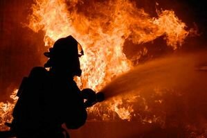 В Киеве загорелся частный дом: жители рассматривают версию поджога