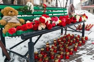 В Кемерове люди вышли на улицы из-за пожара в ТЦ: Путин попросил не сомневаться в числе жертв