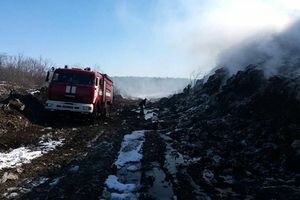 Под Полтавой на мусорной свалке возник пожар: огонь охватил 200 квадратных метров