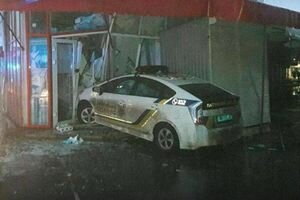 В Харькове патрульный автомобиль врезался в магазин