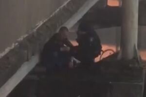 "Много нагрешил": в Хмельницком полицейские спасли пьяного мужчину, который хотел прыгнуть с моста