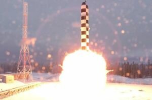 В РФ испытали новую ракету "Сармат" с наибольшим количеством боеголовок