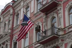 Машины с дипномерами начали покидать генконсульство США в Санкт-Петербурге