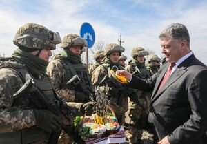Держите порох сухим: Порошенко встретился с украинскими военными на Донбассе
