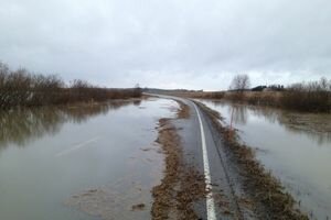 Озера вместо снега: дорога Полтава-Киев ушла под воду