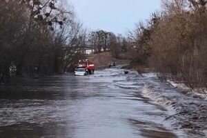 Наводнение в Сумской области: река затопила дорогу, где проходит междугородний маршрут Сумы-Киев