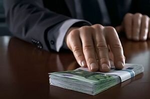 В киевском ресторане задержали чиновника, который получал взятку в $38 тысяч