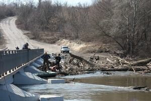 Паводок в Луганской области: вода затопила важные для местности мосты и дороги