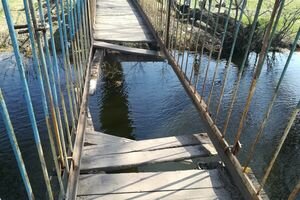 Во Львовской области обрушился пешеходный мост: есть пострадавшие