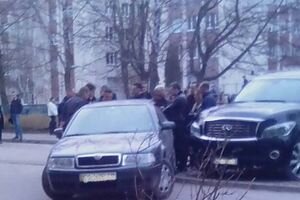 В Тернополе владельцы машин на еврономерах устроили потасовку с полицией из-за Infiniti