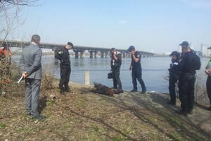 В Киеве спасатели достали труп женщины из Днепра