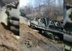 "На войну торопились": в России танк слетел в кювет во время транспортировки техники