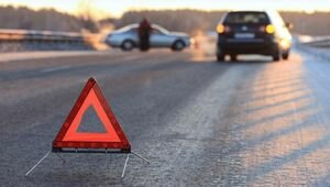 В Киеве автмобиль врезался в остановку, подлетел в воздух и "сбил" два дерева