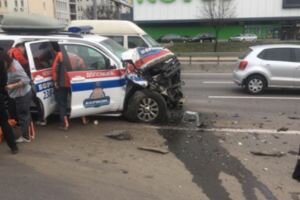 В Киеве машина скорой помощи врезалась в маршрутку: движение на Дружбы Народов затруднено