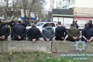 Неизвестные в балаклавах устроили перестрелку на парковке престижного района Одессы: двое пострадавших