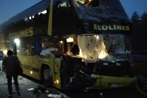 В Чехии колесная ось опрокинувшегося трактора протаранила автобус с украинцами