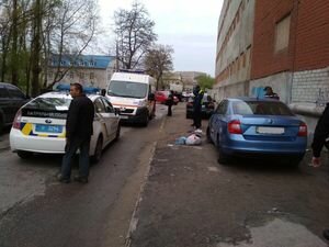 В Запорожье на пешехода упал подъемник мусоровоза: мужчина не выжил