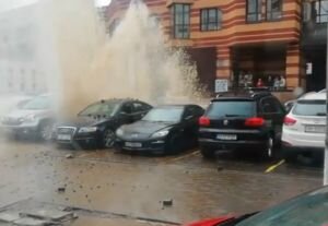 В Киеве порвало трубу: из-под земли бьет 5-метровый фонтан, разлетаются куски асфальта, разбиты и затоплены авто