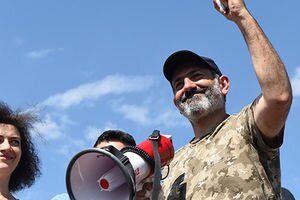 Лидера протестов в Армении Пашиняна выдвинули на должность премьера