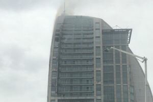 Пожар в 130-метровом здании в Баку удалось ликвидировать