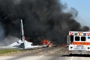 В Америке военный самолет рухнул прямо у автомагистрали: первые подробности
