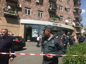 Ограбление банка в Ереване: в больнице скончался еще один раненый