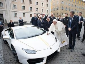 Папа Римский продаст на аукционе подаренный ему Lamborghini