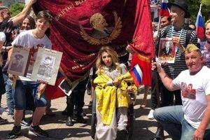 Российская делегация перед открытием Евровидения прошлась по улицам Лиссабона с флагами "Л/ДНР"