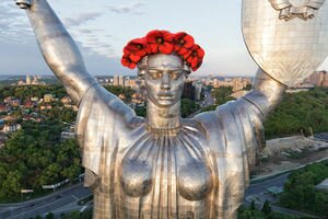 В Киеве традиционно украсили Родину-мать венком из красных маков